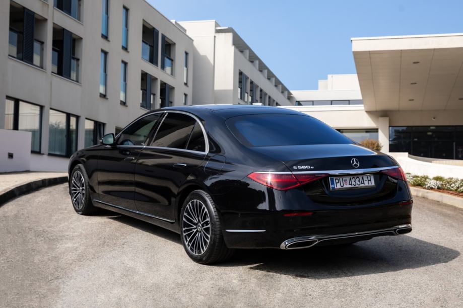Stražnji pogled Mercedes S 580e